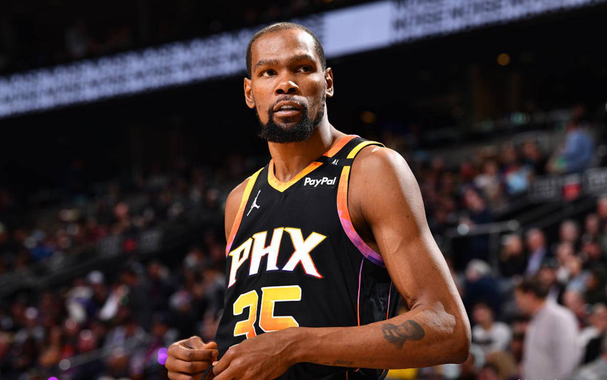 米乐体育平台官网-灰熊憾失胜利卡梅隆-贝斯利表现抢眼但成绩不尽人意